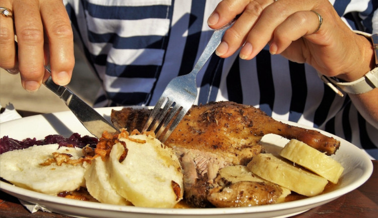 Žena v brněnských restauracích jí a pije bez placení. Jsem bez domova a mám hlad, hájí se