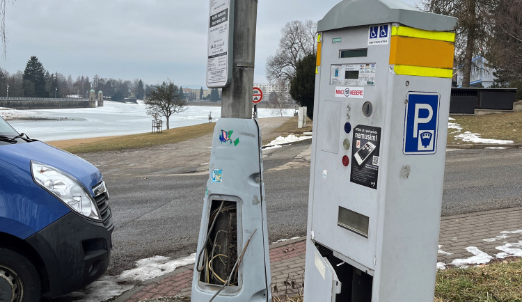 Z jabloneckých parkovišť mizí staré parkovací automaty. Nové mají začít v centru Jablonce fungovat od května