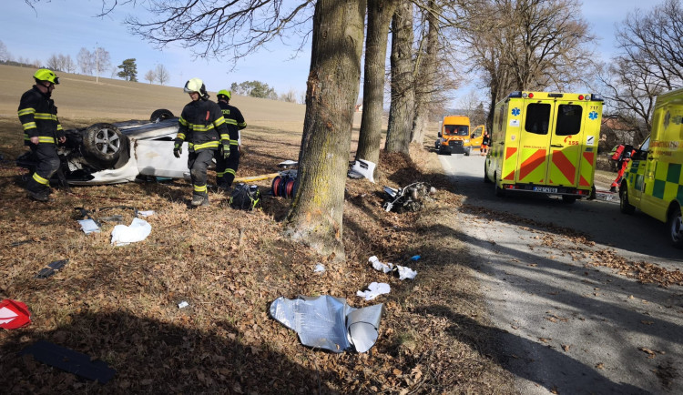 Po nárazu do stromu zůstali v autě zaklíněni dva muži. Pomoc přivolala speciální funkce v telefonu