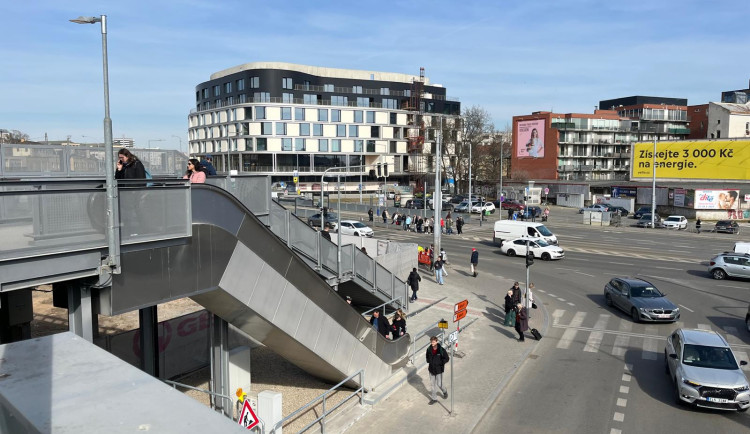 VIDEO: Lidé už se od nádraží k Vaňkovce přes terasu nedostanou. Mohou využít nové eskalátory