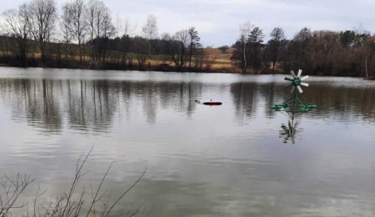 Řidič Volkswagenu vjel s autem do Vlásenického rybníku. Nehoda se obešla bez zranění