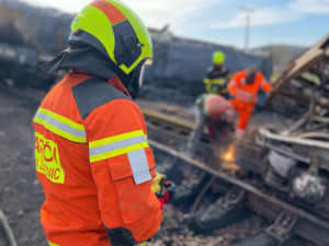 Den jedenáctý. Na místě havárie vlaku na Přerovsku hasiči dál bojují s výbušnými koncentracemi benzenu