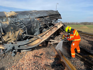 Den jedenáctý. Na místě havárie vlaku na Přerovsku hasiči dál bojují s výbušnými koncentracemi benzenu