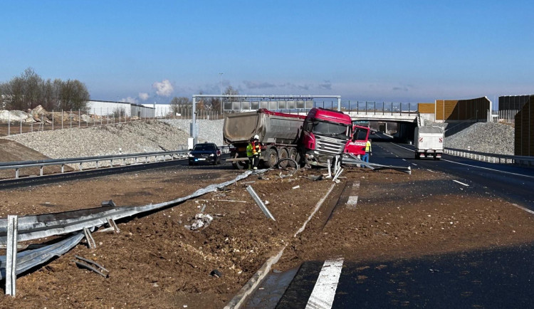 Na dálnici D3 se převrátil náklaďák. Silnici zasypal písek