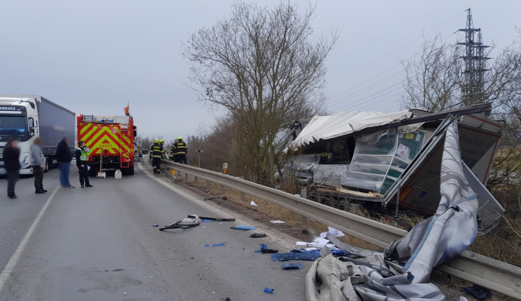 Vážná nehoda dvou kamionů, jeden z náklaďáků odmrštil náraz mimo silnici
