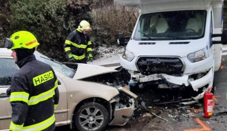 Nový sníh komplikuje cestování po Vysočině. Od páté hodiny ranní se stalo už jedenáct nehod