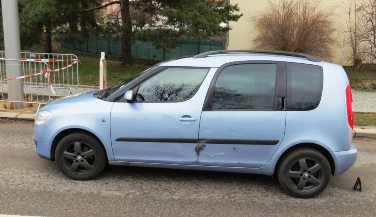 Policisté hledají svědky páteční nehody, která se stala v Jihlavě. Škoda je skoro 100 tisíc korun