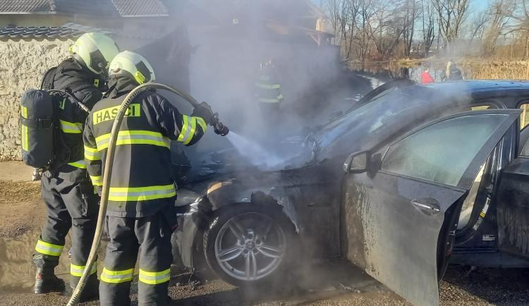 Na Rudolfově dnes ráno shořel bavorák