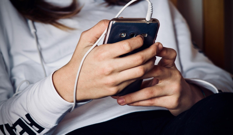 Podvodníci přišli s novým trikem, falešný kriminalista dokázal obalamutit i mladou ženu