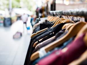 KOMENTÁŘ: Seriál o kapitalismu #7: Kapitalismus vede ke nákupu produktů, které nepotřebujeme