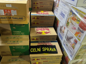 Boty i energetické nápoje. Celníci zabavili tisíce padělků za 160 milionů