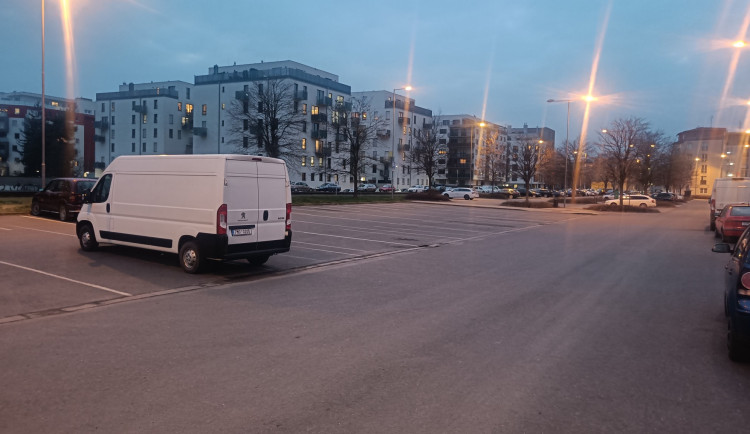 Parkoviště u Flory je prázdné, proč zde stavět parkovací dům, ptají se kritici. Olomoucká radnice plán obhajuje