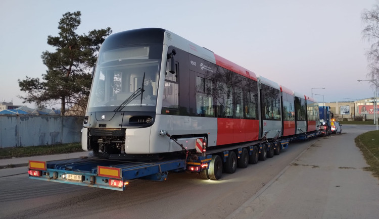 První tramvaj vyrobená speciálně pro Prahu dorazila do hlavního města