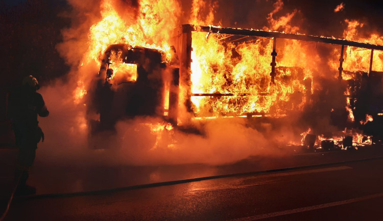 Hasiči v Havlíčkově Brodě bojovali s hořícím náklaďákem, který vezl elektroniku. Lidé nemají otvírat okna