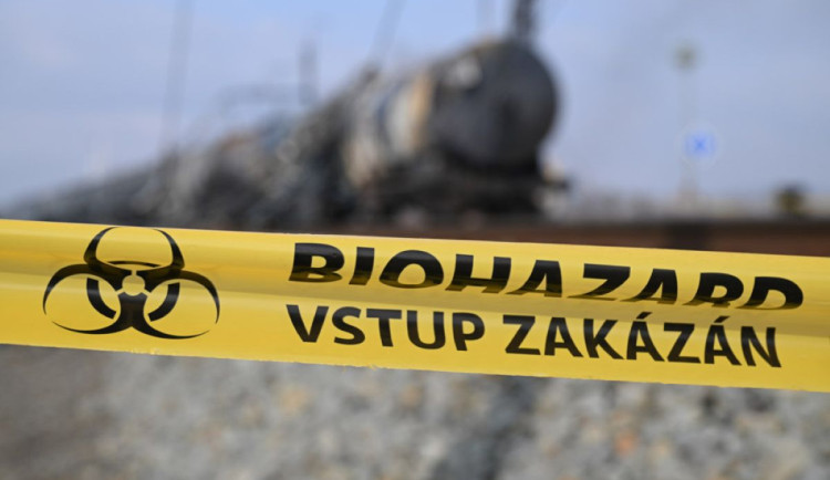 Kraj zakázal vstup k místu havárie vlaku s benzenem na Přerovsku. Lidé nesmí k jezeru blíž než na tři metry