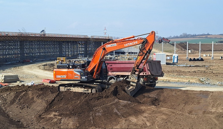 VIDEO: Okolí Přerova se díky stavbě dálnice D1 mění rychle před očima. Termín dokončení je před Vánocemi