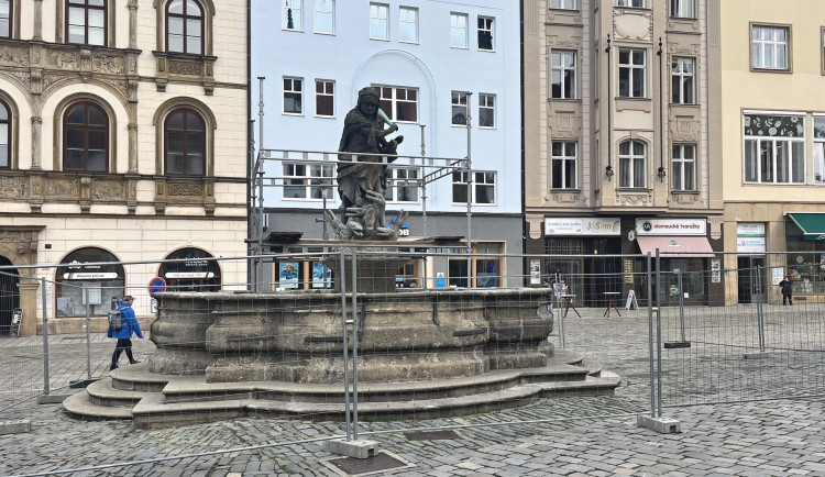 Z Herkulovy kašny v centru Olomouce prosakovala voda. Restaurátoři ji začali opravovat, práce potrvají do června