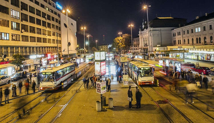 Muž blokoval noční rozjezdy na brněnském nádraží. Auto zaparkoval na nástupišti a odmítal odjet