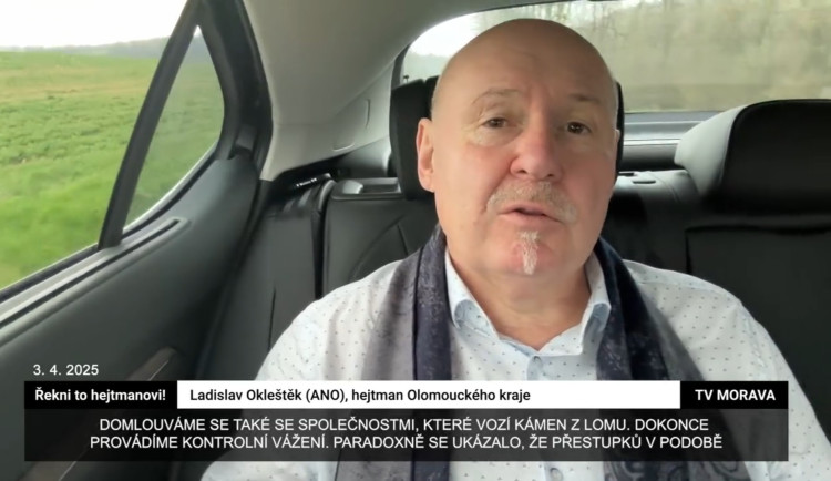 VIDEO: Hejtman Okleštěk jel v autě bez pásů, usvědčil se na videu. Z účtu Olomouckého kraje příspěvek zmizel