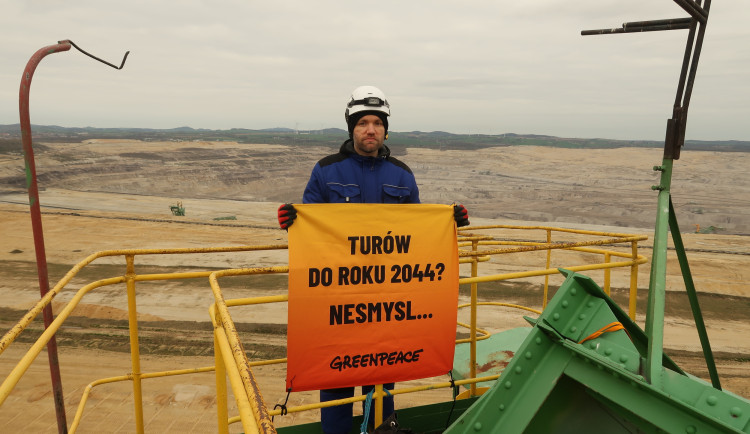 Aktivisté Greenpeace včetně Čecha vylezli ráno na rypadlo v dole Turów a požadují útlum těžby a pomoc lidem v regionu