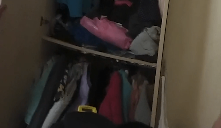 Pro výtržníka si v Brně přišli policisté, nacpal se do skříně mezi kabáty. Skrýš vyzradil příbuzný