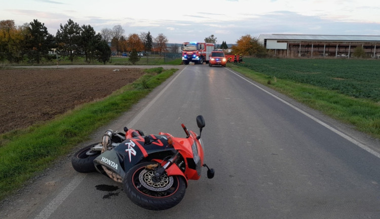 Tragická nehoda si vyžádala život pětatřicetiletého motorkáře, nepřežil čelní střet s dodávkou