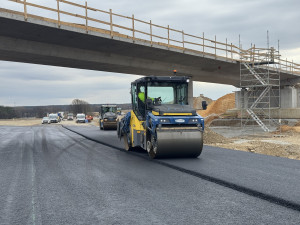 Stavba obchvatu Lišova finišuje. Kvůli nekvalitní zemině se o desítky milionů prodražila