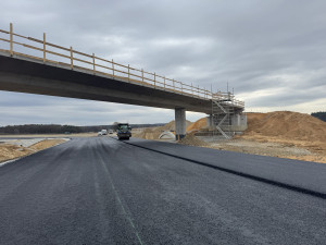 Stavba obchvatu Lišova finišuje. Kvůli nekvalitní zemině se o desítky milionů prodražila