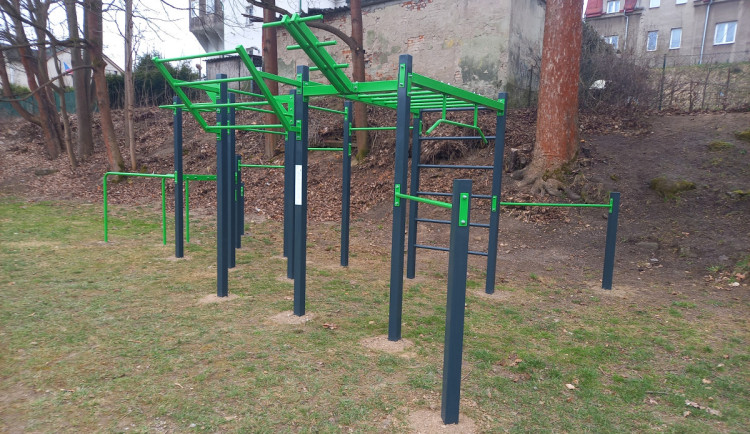 U Novoveského koupaliště v Jablonci je nová venkovní posilovna