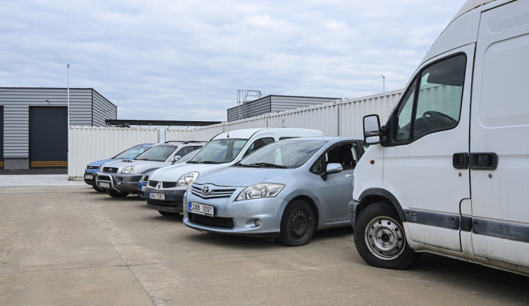 Praha darovala Ukrajině osm opuštěných aut, využijí je na frontě