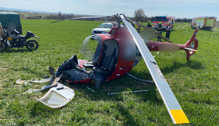 Pilot sportovního vrtulníku se zřítil do pole na Plzeňsku, cestoval sám