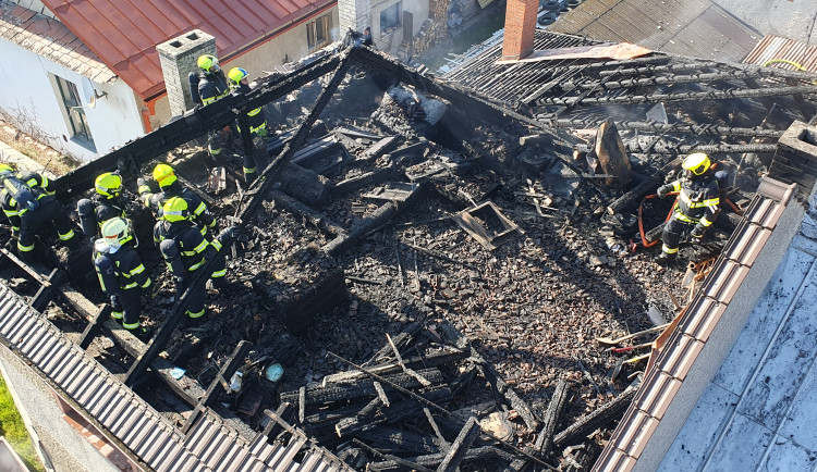 Hasiči zasahují u požáru střechy v Týně nad Bečvou. Došlo ke zranění