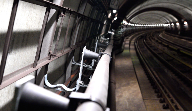 Při nehodě ve stanici metra Rajská zahrada zemřel pes, provoz byl zastaven