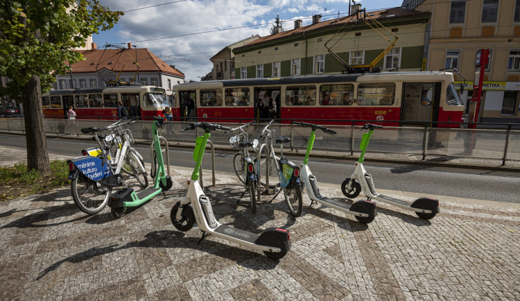Praha nepovolí parkování sdílených koloběžek na veřejných místech, chce je tak dostat z města