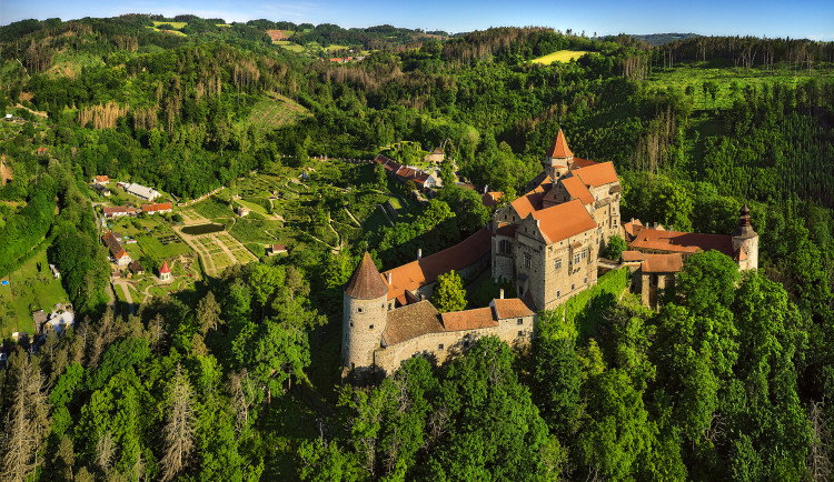 Uplynulo přesně dvacet let od ničivého požáru na hradě Pernštejn. Plameny tehdy zničily krov a kus podlahy
