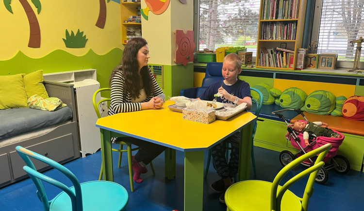 VIDEO: Chlapec při požáru utrpěl těžké popáleniny na půlce těla. Zachránili ho lékaři z Brna