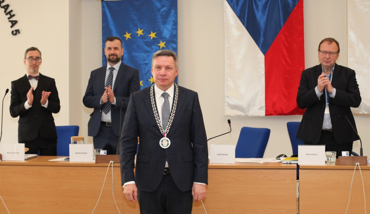 Praha 5 zvolila nového starostu, opozice ho kritizuje