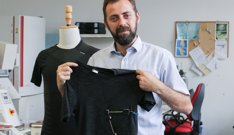 Tričko z liberecké univerzity pozná usínajícího řidiče. Monitoruje životní funkce