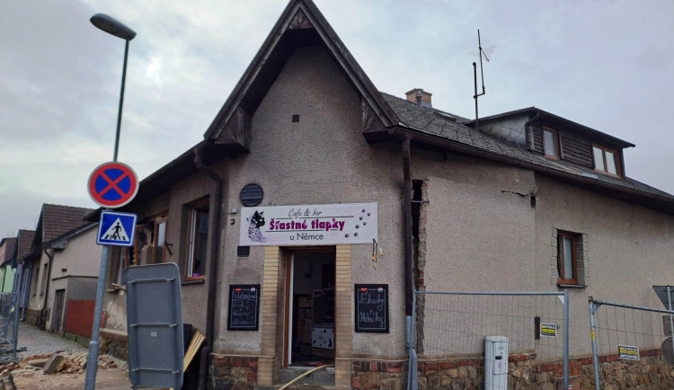 Výbuch v kočičí kavárně způsobil škodu deset milionů. Kriminalisté nyní žádají o pomoc veřejnost