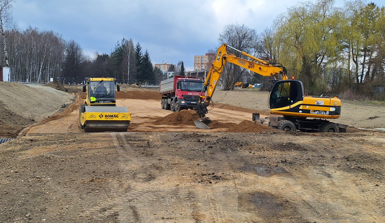 Dělníci ve Žďáru budují novou silnici na Jihlavu. Bude hotová později, do konce září