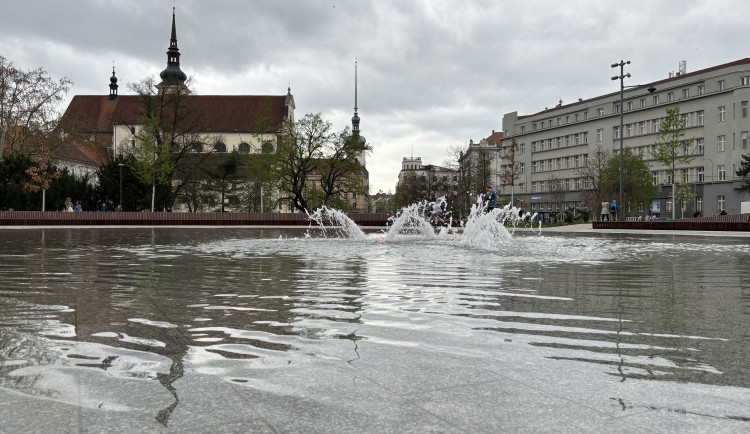 VIDEO: Pracovníci po zimě zvelebili park na Moraváku, opět tryská voda z kašny