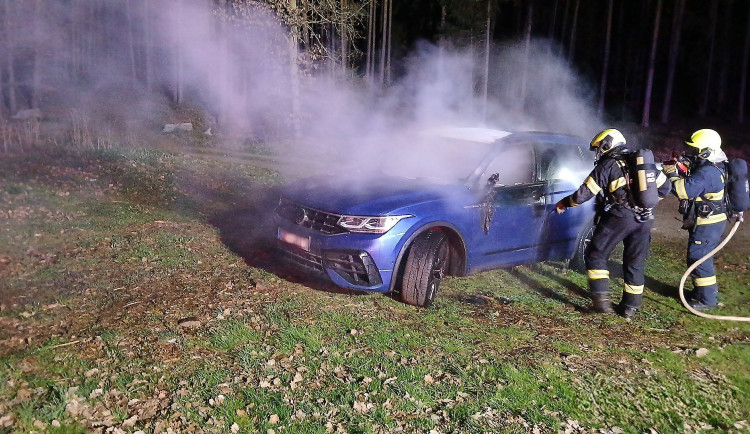 Žhář úmyslně podpálil osobní auto, škoda dosahuje skoro na milion korun