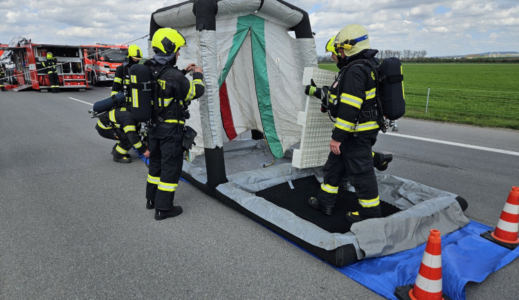 Dálnici D2 u Brna uzavřel únik tekuté síry, doprava stojí