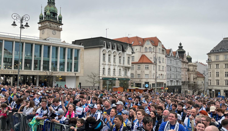VIDEO: Na Zelňáku je narváno. Tisíce lidí fandí hokejistům brněnské Komety