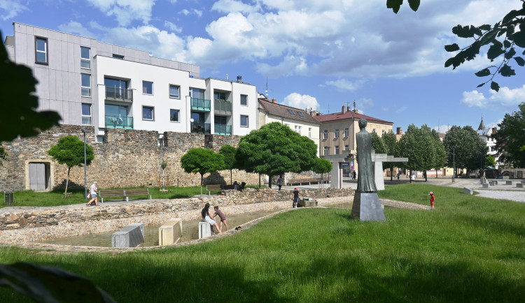 Kašny, jezírka, pítko v parku. V Jihlavě se po zimě už brzy spustí oblíbené vodní prvky