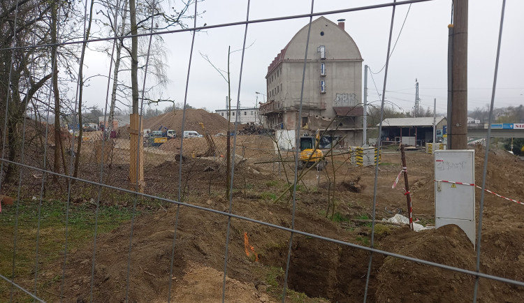 Křižovatku u Rozkvětu a dopravní terminál v Jihlavě propojí nová silnice. Dělníci ji budují vedle Sila