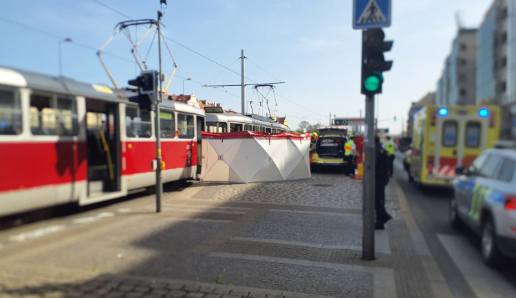 Na Hradčanské srazila tramvaj dítě, na místě zemřelo