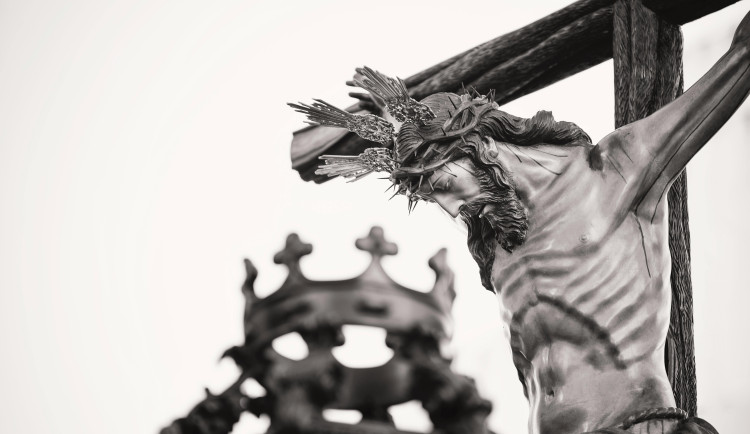 Velikonoční Velký pátek: Křesťané si připomínají ukřižování Ježíše Krista. Neperte prádlo a nehýbejte se zemí