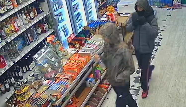 Muž v Brně vytáhl na studenta nůž, chtěl peníze. Pátrá po něm policie