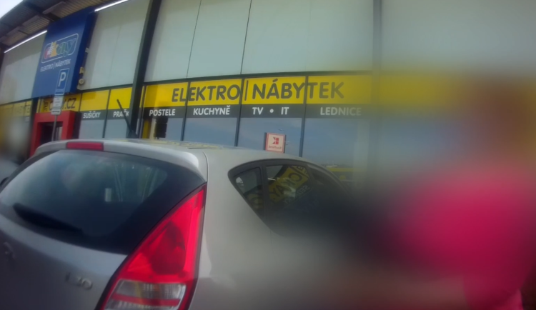 Žena si zabouchla klíčky od auta, uvnitř zůstalo dítě. Rychle pomohli strážníci